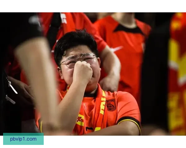 北青报道国足凌晨回国仍获数十球迷接机索要签名部分迎接热情不减